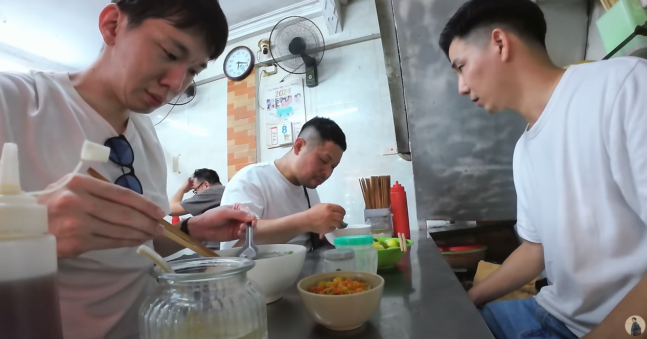 Japanese guest’s first taste of Hanoi pho ends in laughter and praise