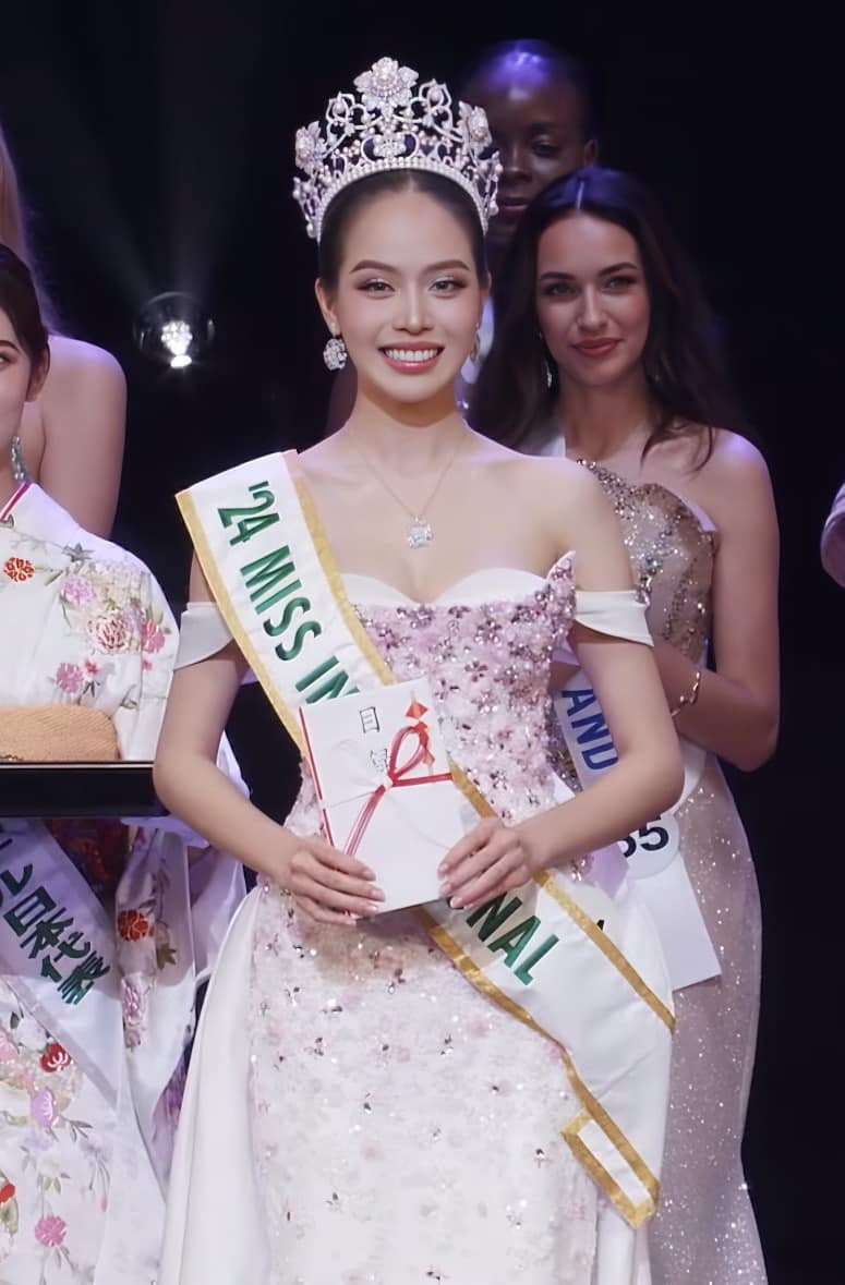 thanh thuy nang hau kin tieng gay chan dong khi dang quang miss international bo me lam cong nha can _5_1_n 1731417340 540 width775height1179.jpg
