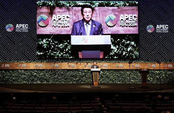 VN leader highlights message about trust in bright future at APEC CEO Summit