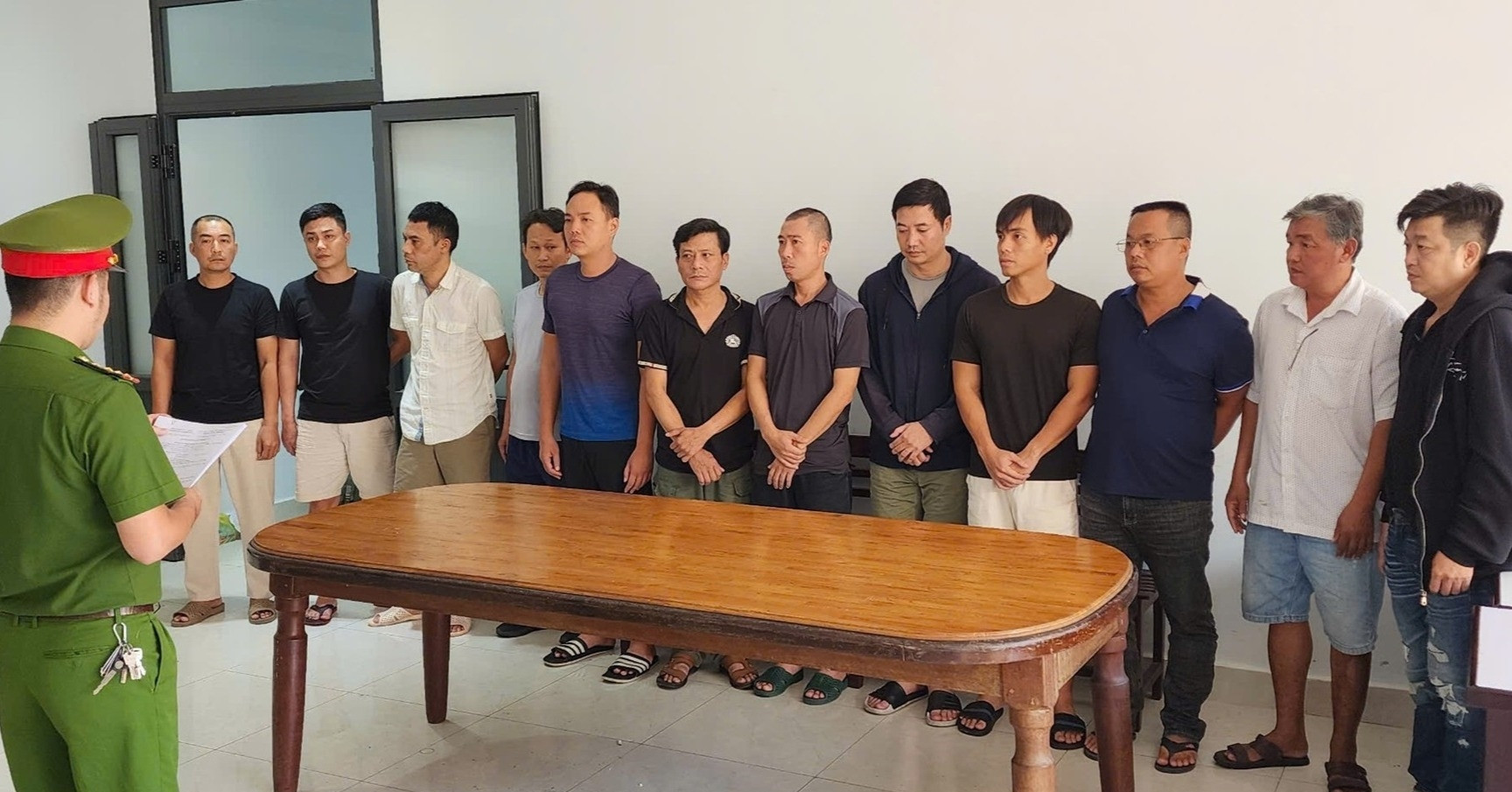 Da Nang police arrest 12 in 2-trillion-VND online betting operation