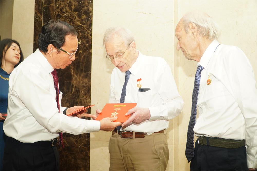 cong dan thuy si.jpg