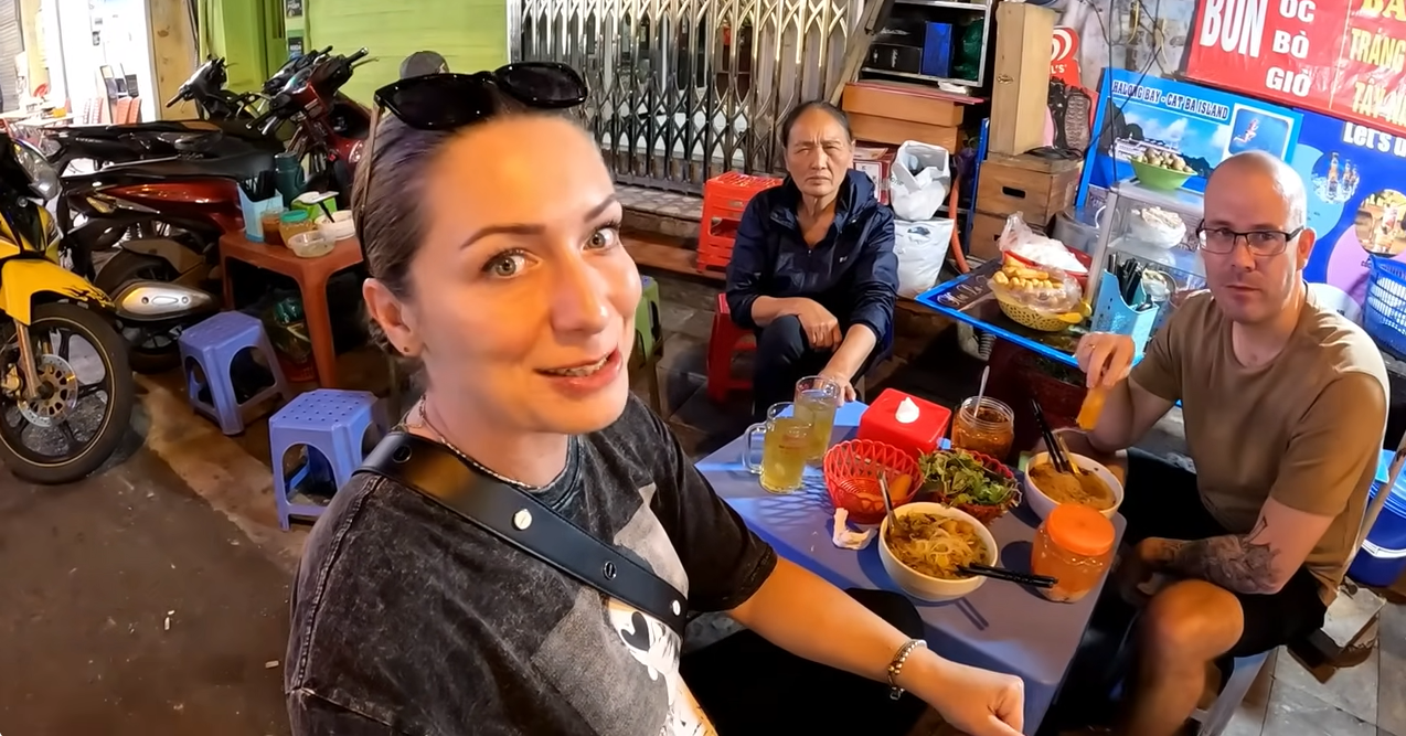 Street-side bun bo in Hanoi wins the hearts of foreign travelers