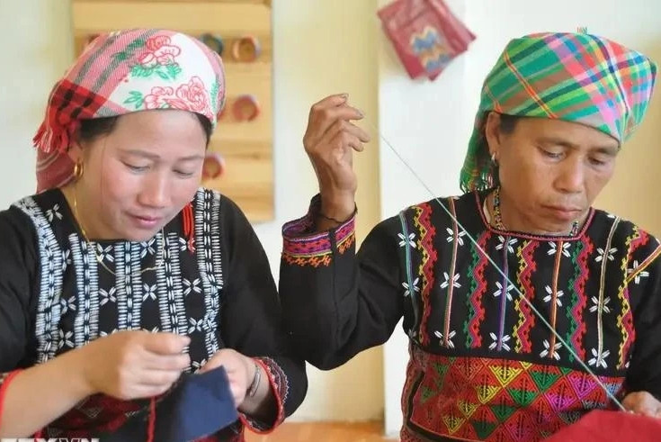 Brocades carry soul of ethnic minority cultures in Lao Cai