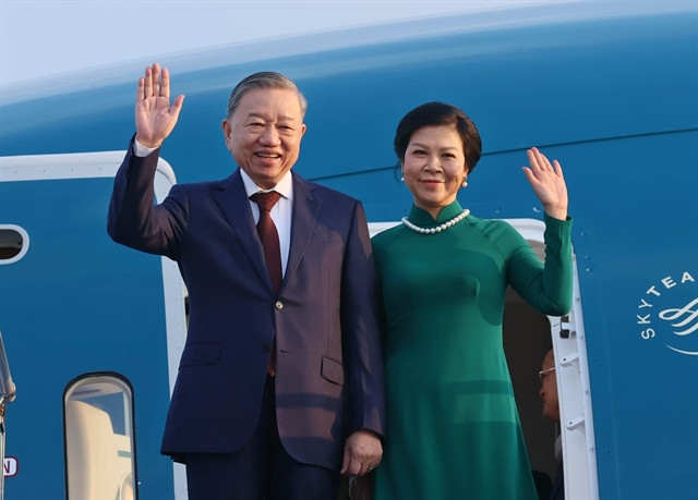 Party chief and his spouse set off for official visit to Malaysia