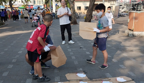 The selfless cleaners of Hoan Kiem Lake