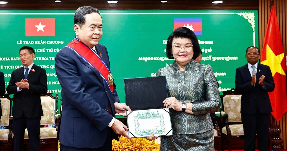 Cambodia awards VN National Assembly Chairman the Grand Cross Order of Merit