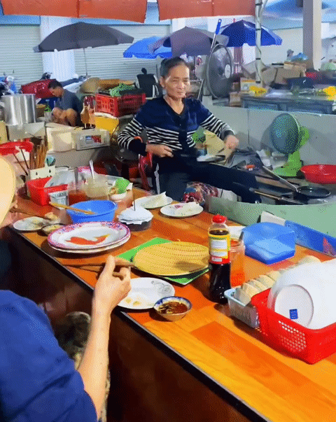 ba cu ban banh xeo.mp4