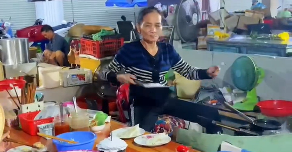 Binh Dinh’s 28-year veteran turns pancake cooking into a spectacle