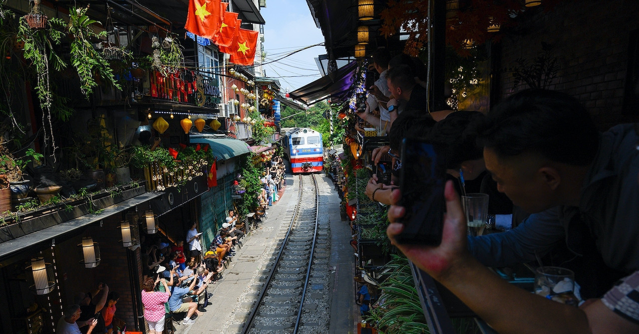 Train street cafés defy ban, draw tourists back for iconic photos