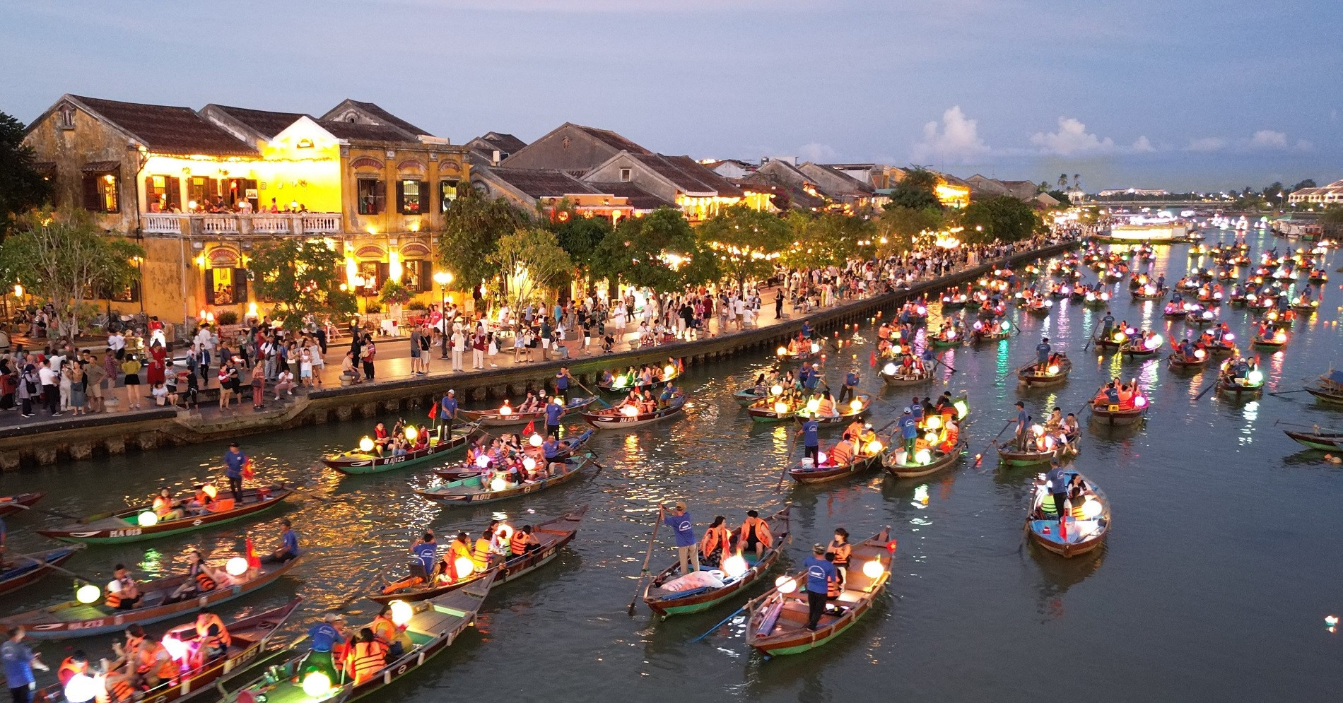 Hoi An authorities take action against false rumors on cyclo and boat licenses