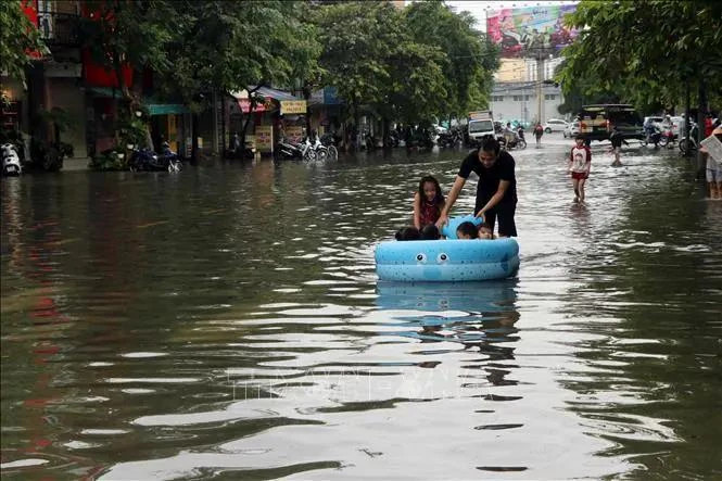 Prime Minister urges swift response to floods in central region