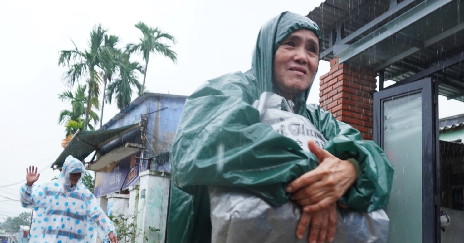 Da Nang residents evacuate amid severe flooding and rapidly rising waters