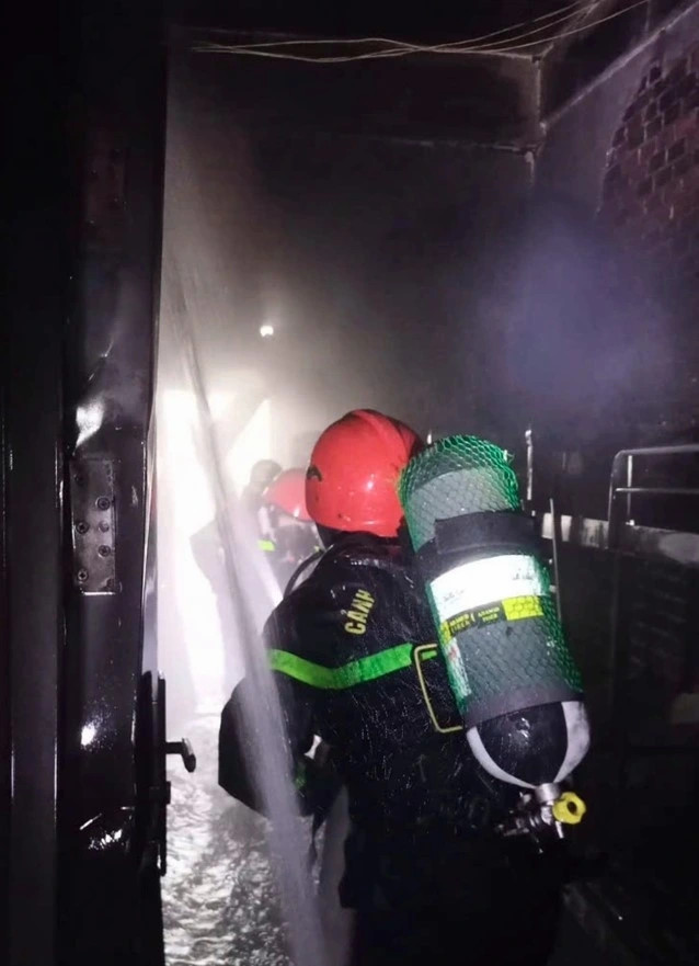 vietnamese firefighters assist cambodia in casino fire picture 2
