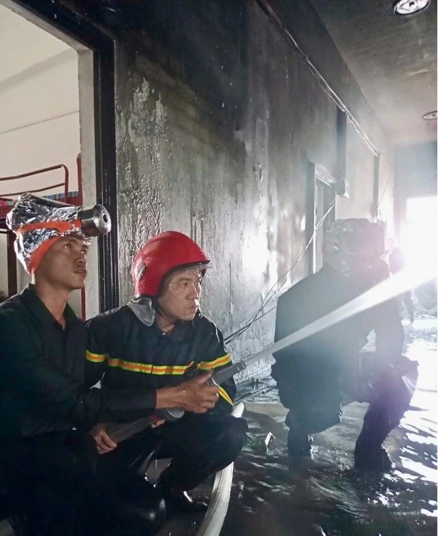 vietnamese firefighters assist cambodia in casino fire picture 1