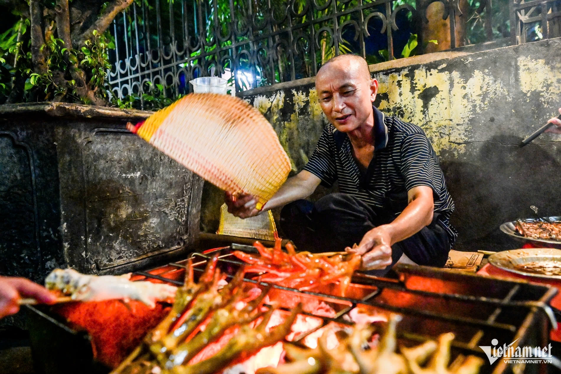 Diners wait hours to be served at grilled chicken-feet restaurant