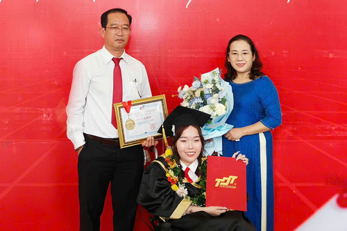 Student with spinal muscular atrophy graduates from university with distinction