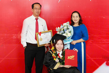 Student with spinal muscular atrophy graduates from university with distinction