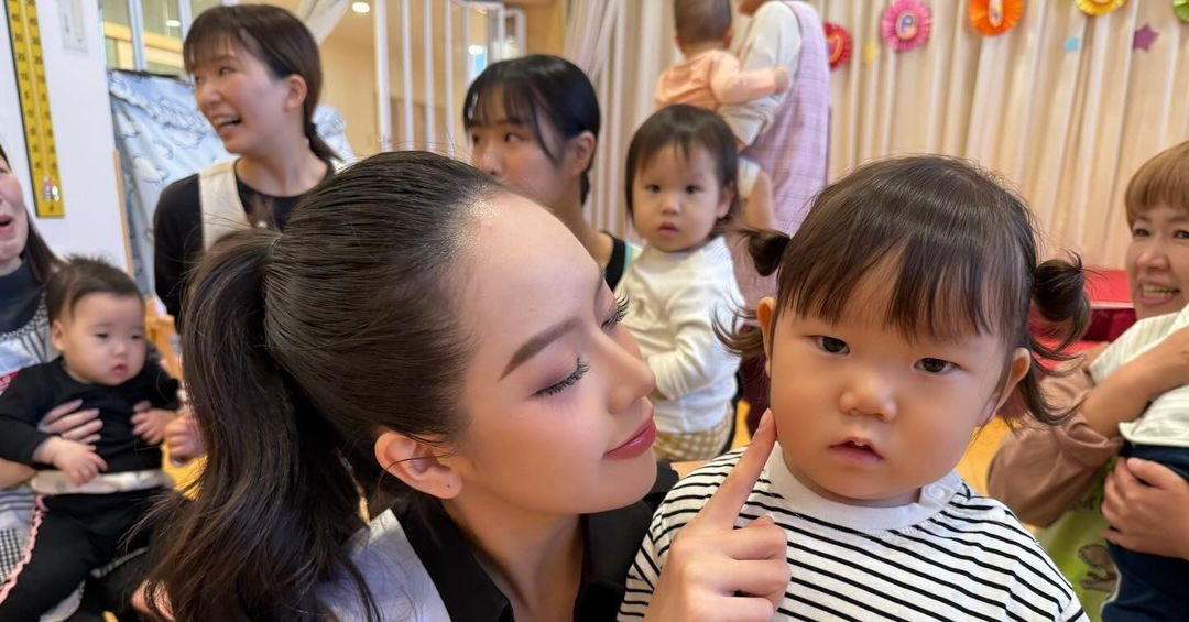 Miss International VN Thanh Thuy tears up seeing Vietnamese flag in Japan