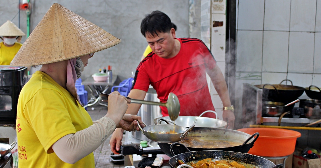 Unique restaurant in Saigon cooks family-style dishes without pots