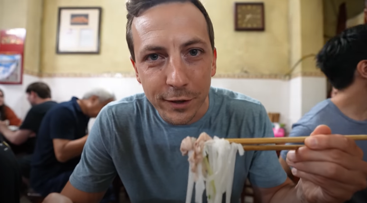 khach tay an pho ha noi 1 89174.png