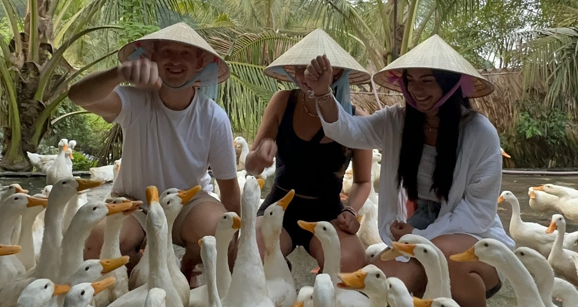 Norwegian tourist’s duck herding adventure in Vietnam captivates ...