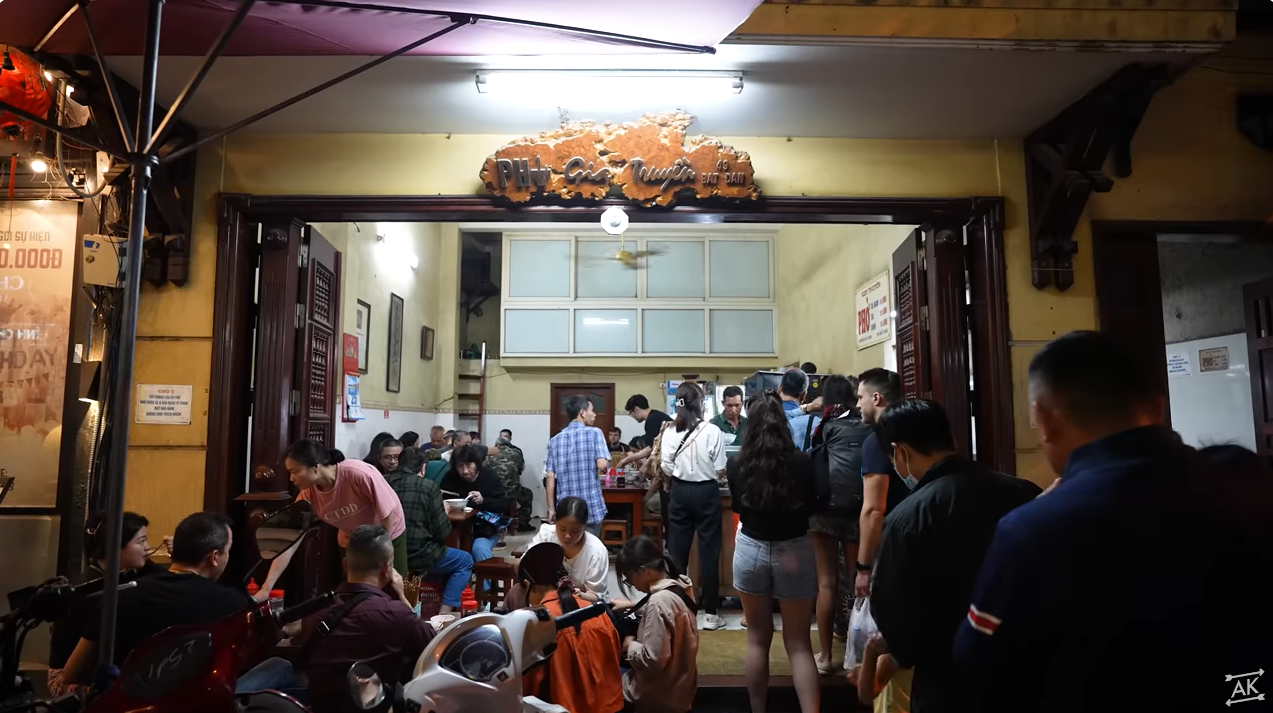 Western diners try Hanoi’s traditional pho, slurp up broth
