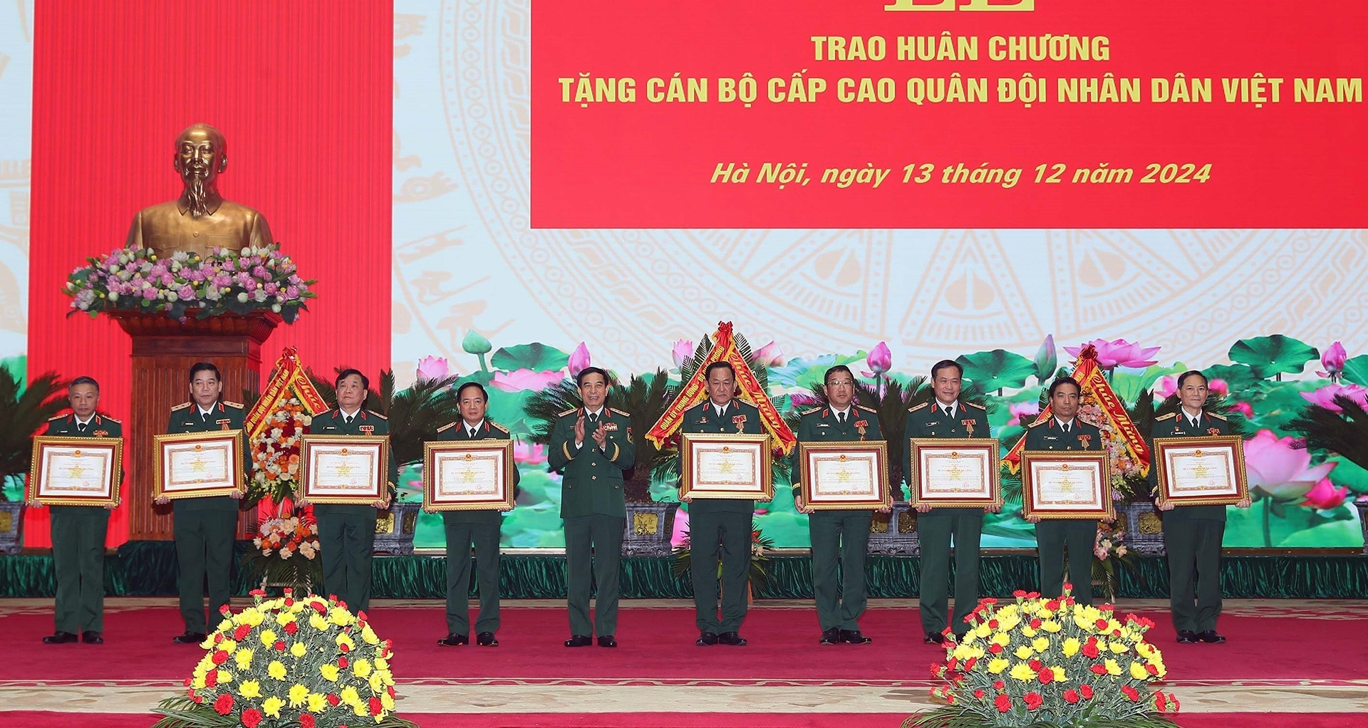 Prestigious medals awarded to 34 senior Vietnam military leaders