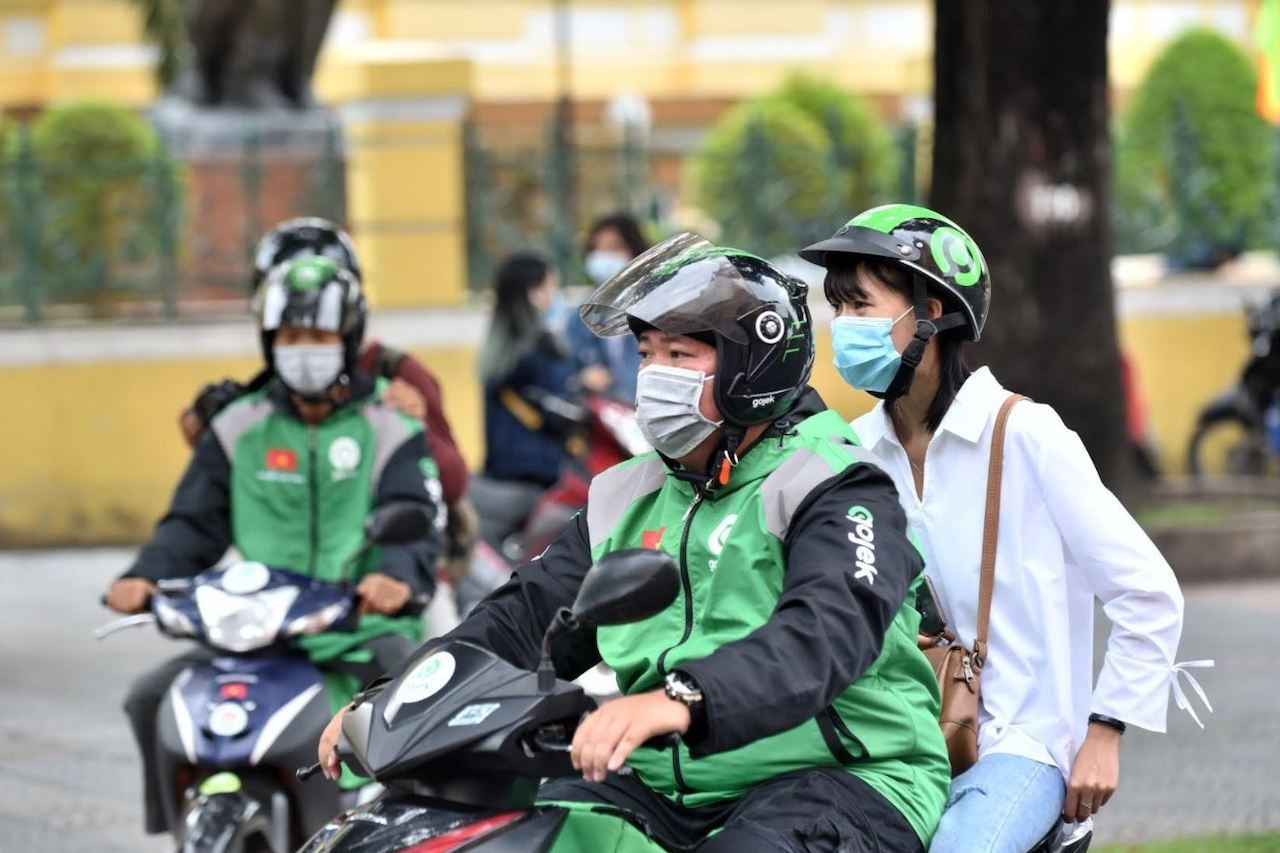 Requiring practice cards, Hanoi city places more barriers for moto taxi drivers