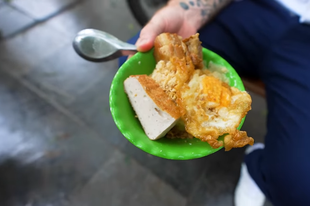 Western diner surprised by steamed sticky-rice wrapping at ‘dizzying speed’