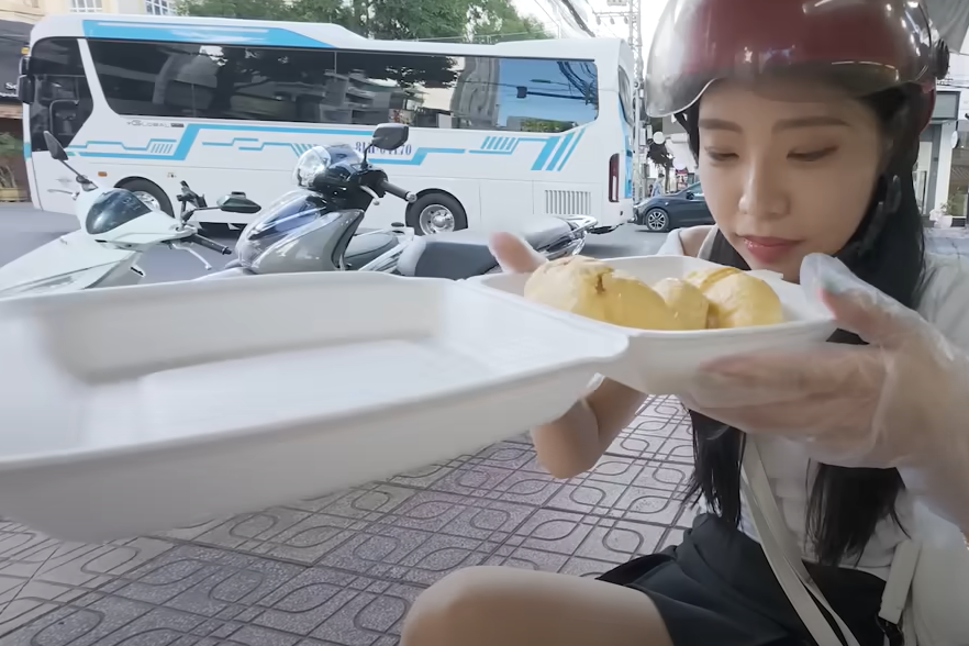 Korean tourists have unexpected reaction trying durian for first time