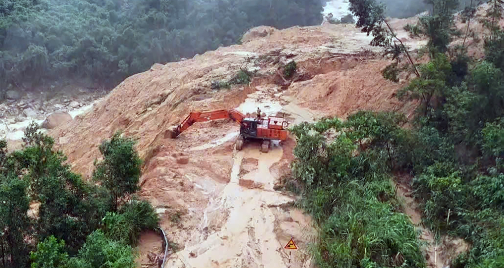 Explosives deployed to clear boulder blocking Nha Trang–Da Lat road