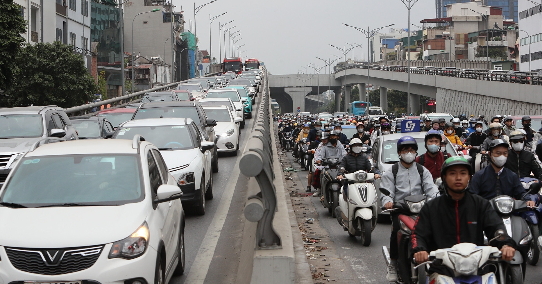 How will Hanoi transition to low-emission zones?