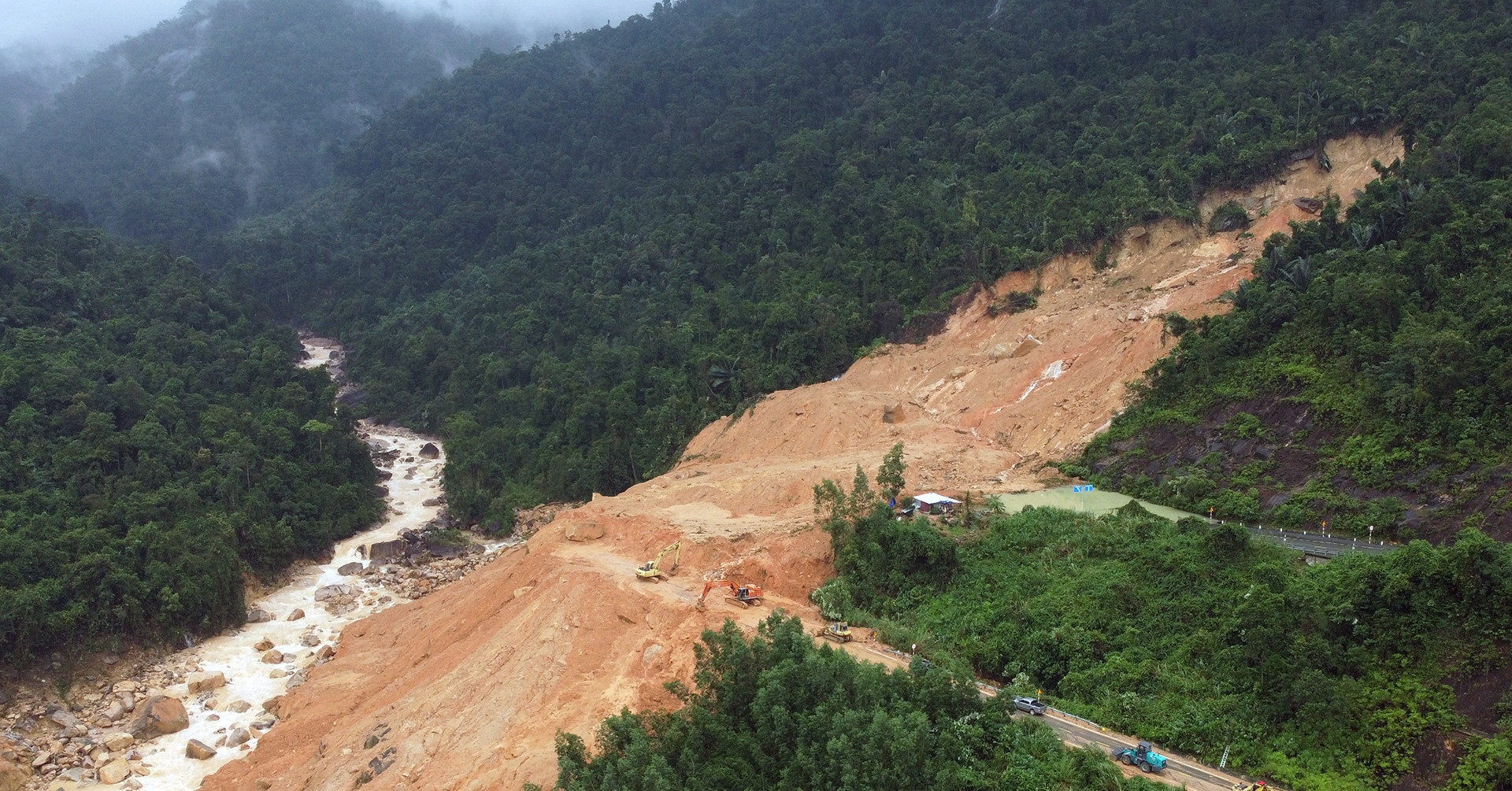 Cleanup underway after landslides isolate Nha Trang-Da Lat highway