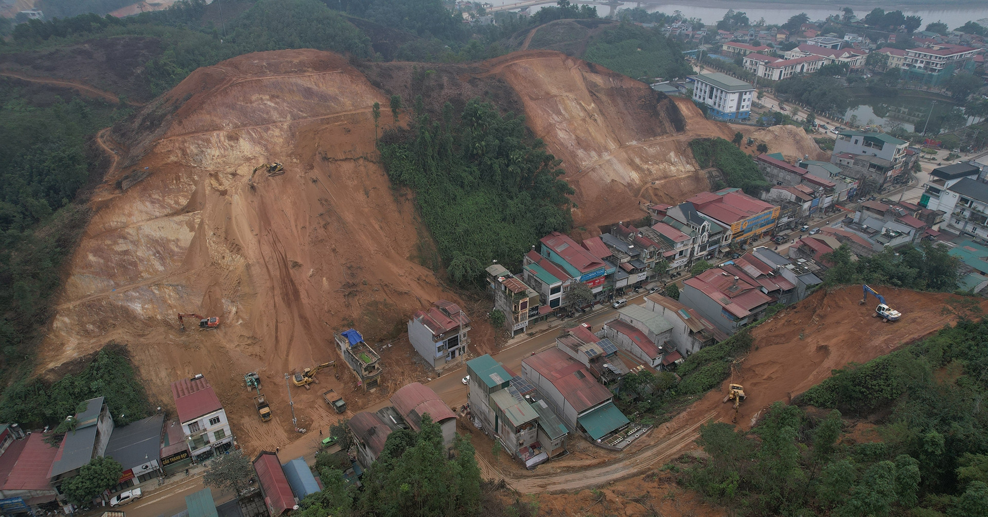 Dust blankets Yen Bai City as post-landslide cleanup raises safety concerns