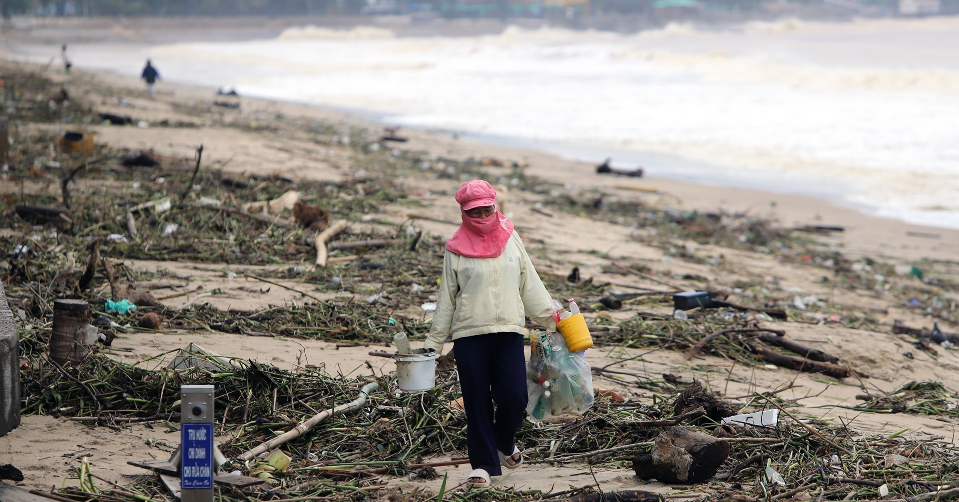 Trash piles up on Nha Trang Beach as heavy rains disrupt city life