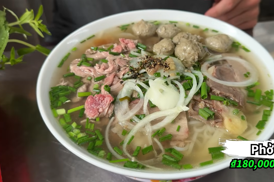 American expat tries 'giant' version of pho in HCM City