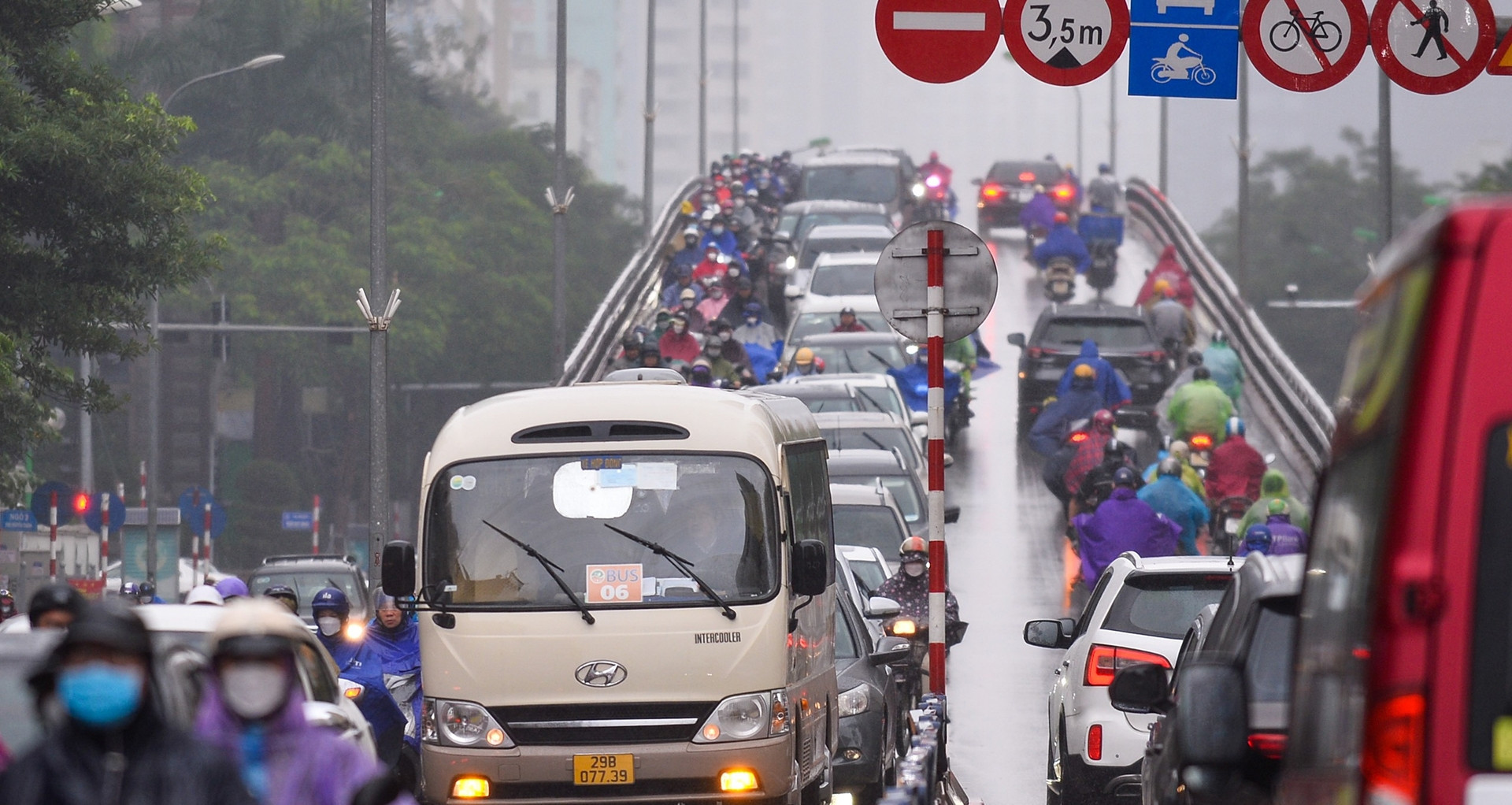 Hanoi to ban polluting vehicles, with subsidies for electric alternatives