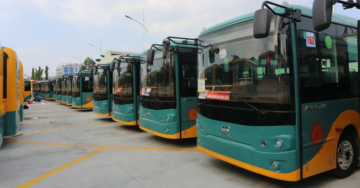 Ho Chi Minh City launches 17 electric bus routes to support Metro Line 1