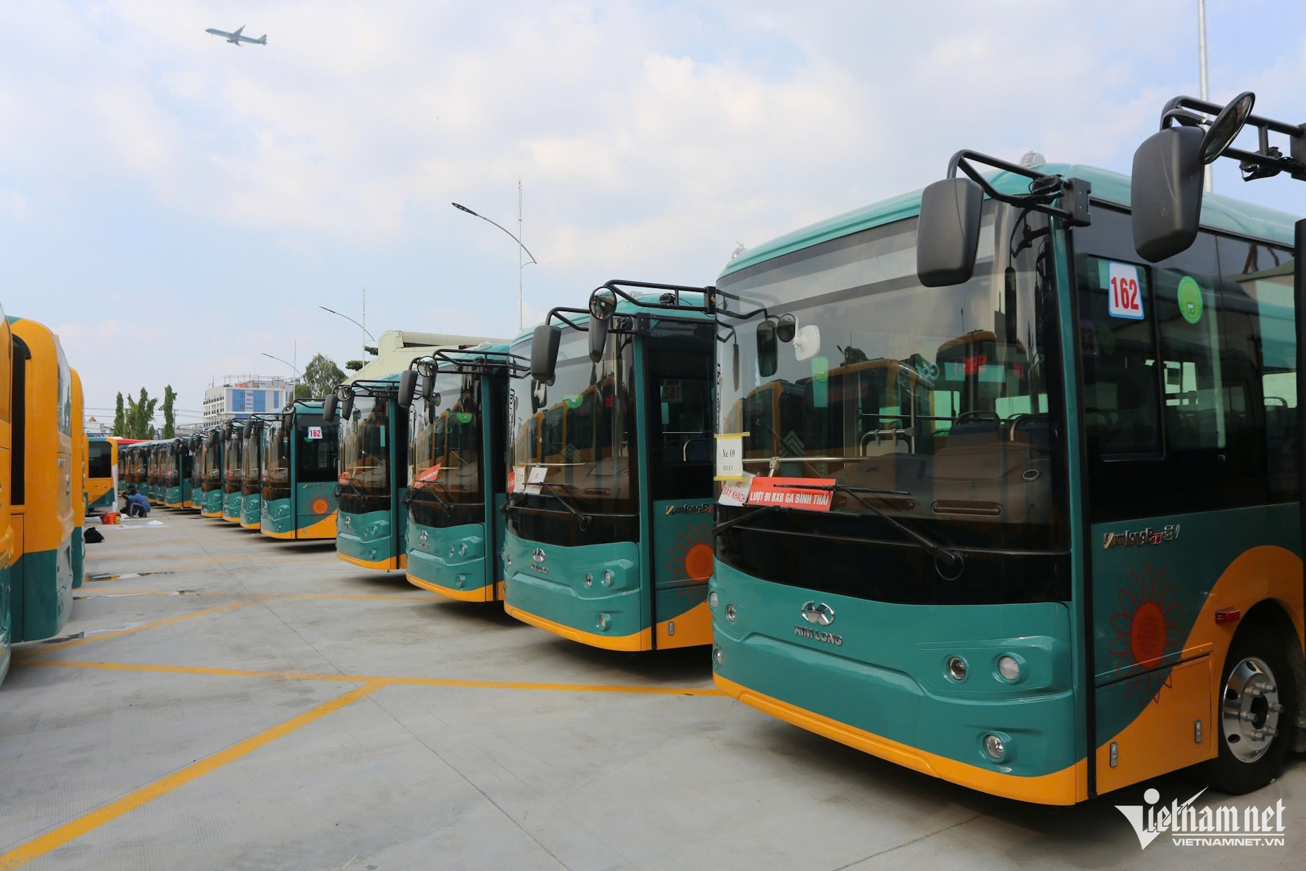 Ho Chi Minh City launches 17 electric bus routes to support Metro Line 1