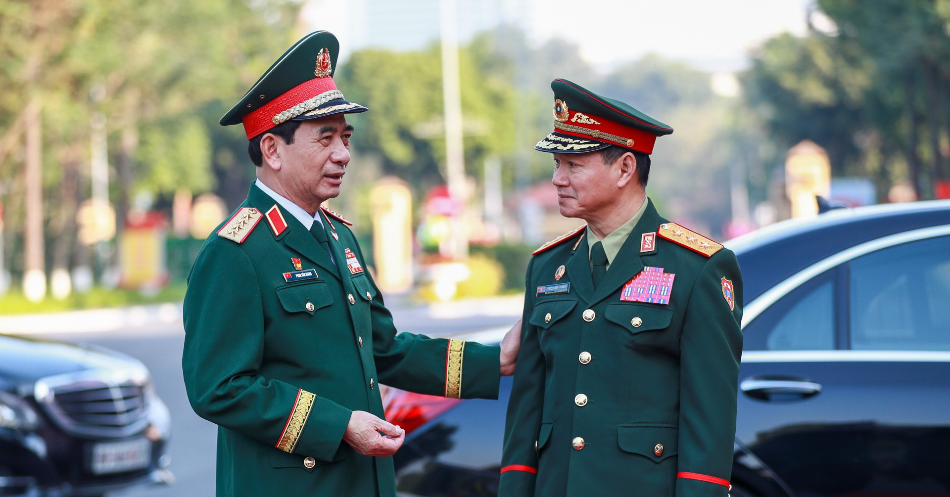 Laos’ Defense Minister attends Vietnam’s defense exhibition, marks first visit