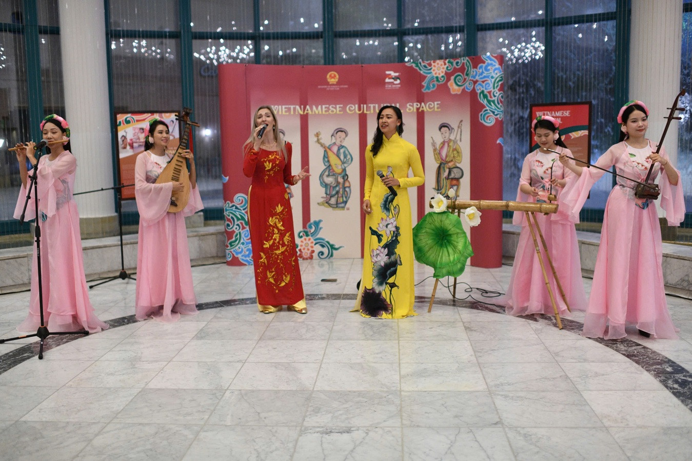 ngay viet nam tai a rap xe ut10.jpg