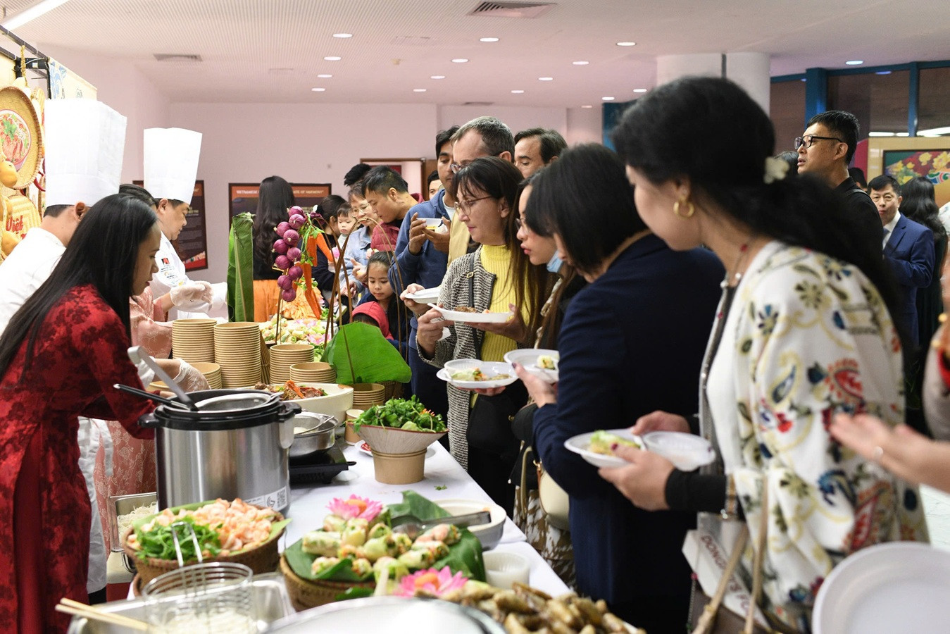 ngay viet nam tai a rap xe ut9.jpg