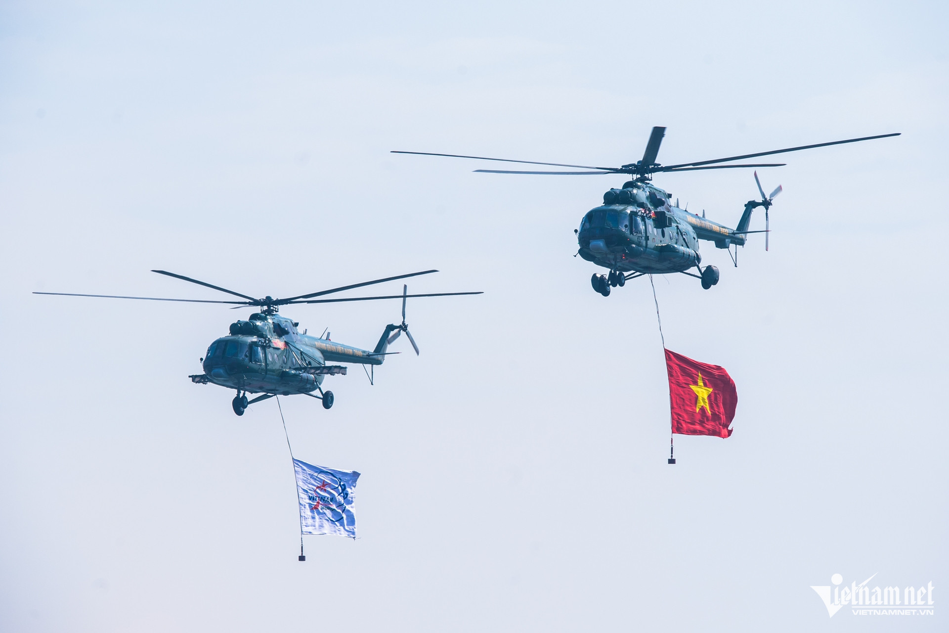 W-trien lam quoc phong   su   tiem kich.jpg