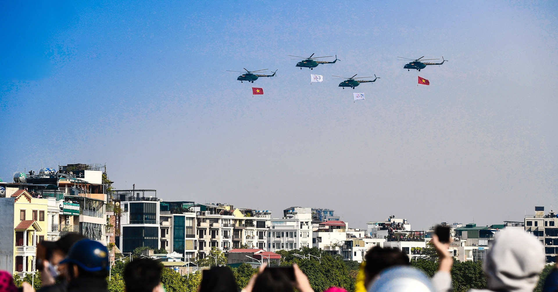 Spectacular air show marks the opening of Vietnam Defense Exhibition 2024