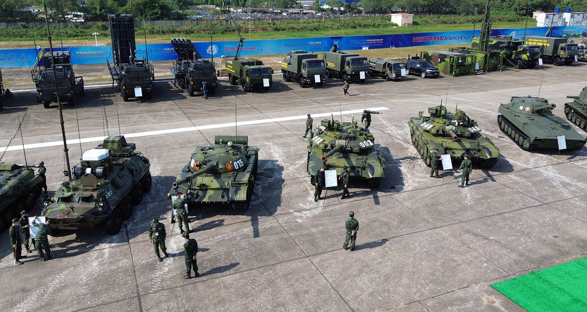 Vietnam’s T-90 tanks showcase strength at Defense Expo