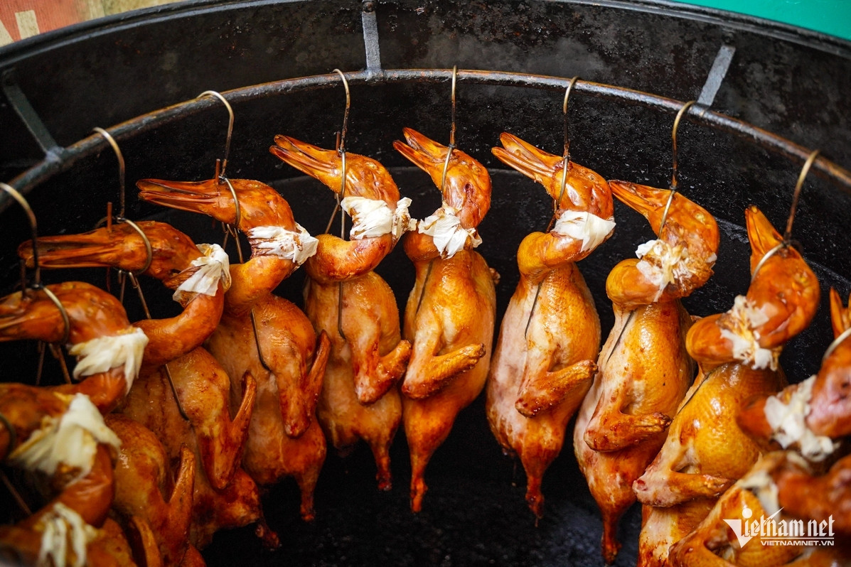 Hanoi restaurant sells ducks bathed in 20 spices