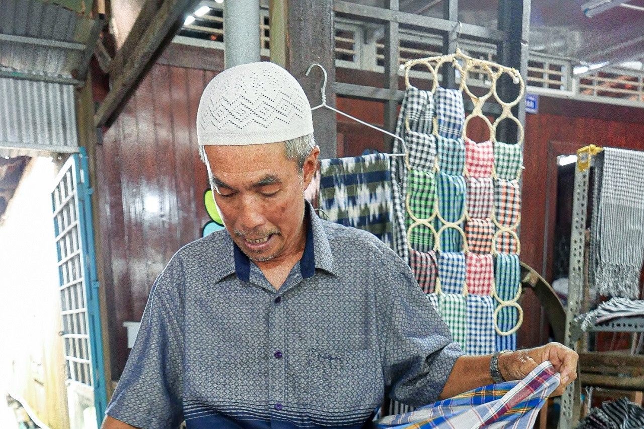 Cham man preserves traditional brocade weaving, welcomes visitors