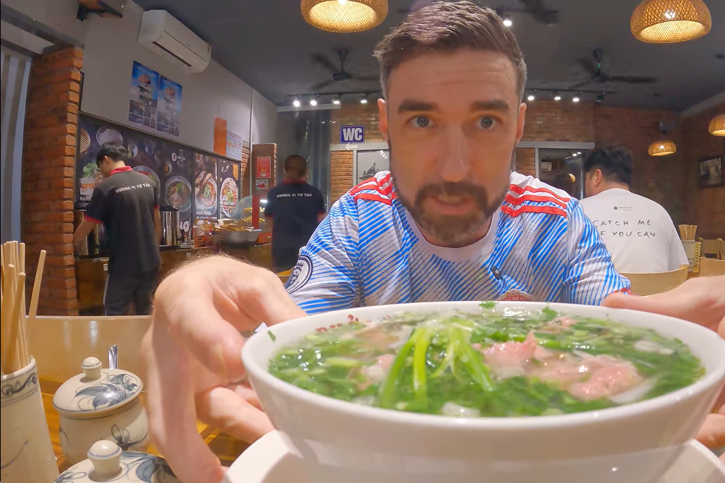 Foreign visitor doesn't want to return home after tasting three types of pho