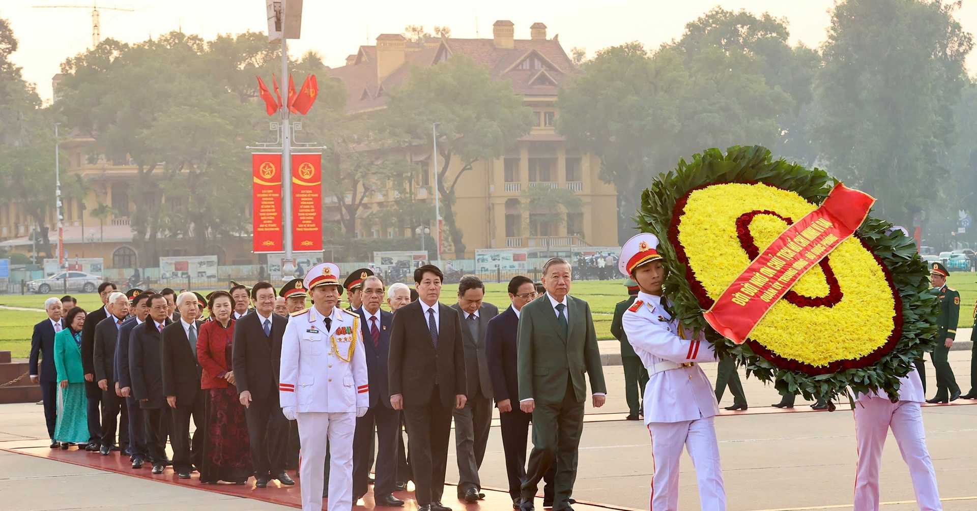 Party, State leaders honor President Ho Chi Minh & martyrs on army anniversary