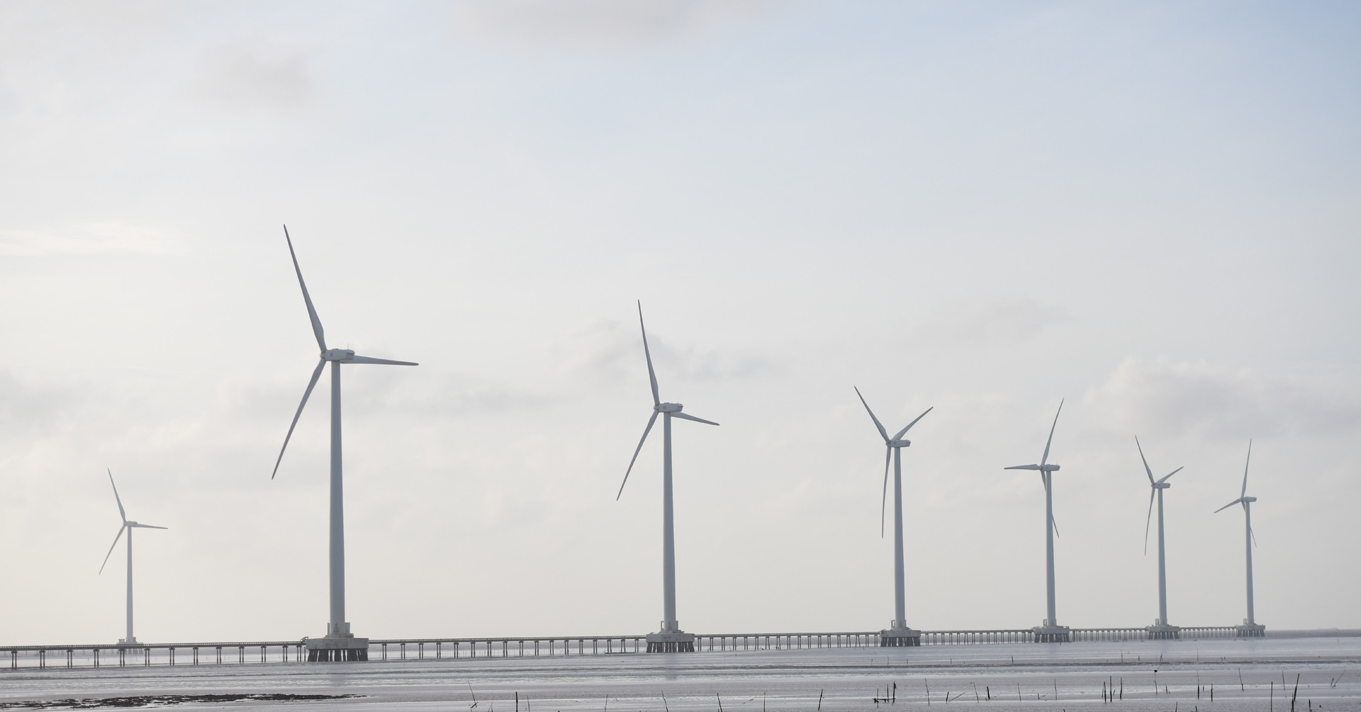 Vietnam unveils new incentives for solar and wind power projects